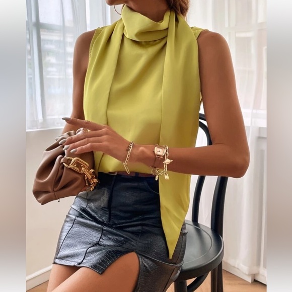 Elegant cowl neck sleeveless blouse - Picture 2 of 7